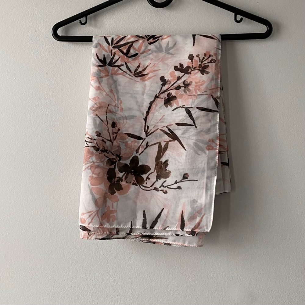 le château Floral Scarf